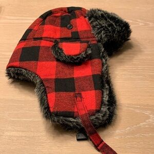 Men’s outdoor faux fur lined hat with ear flaps chin strap good condition plaid